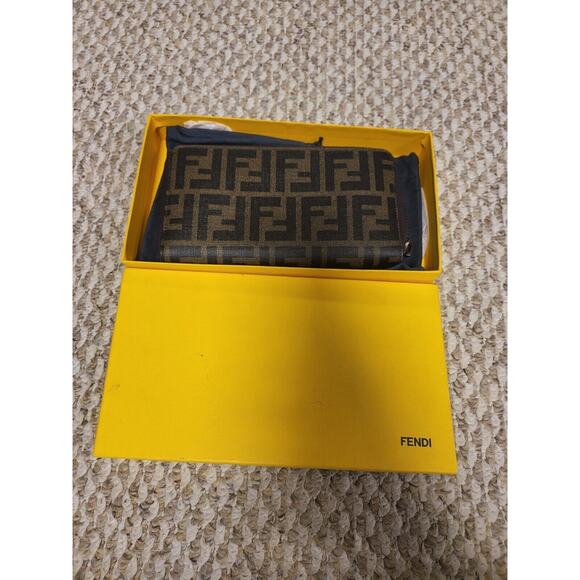 Fendi Zippered Wallet. Zipper Pull Is Missing But Can Easily Be Replaced And... - Picture 2 of 9
